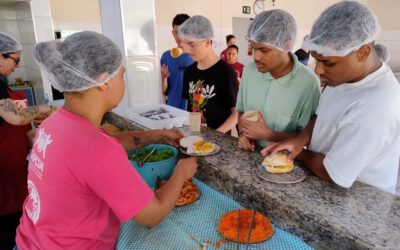 Da cozinha para a vida: adolescentes aprendem novas habilidades