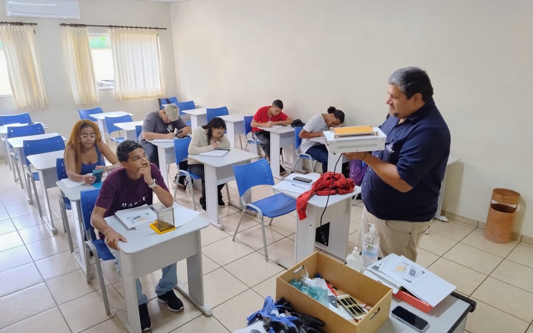 Curso apresenta ferramentas fundamentais de manutenção de celular