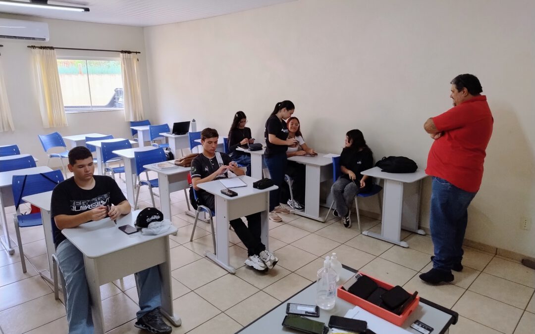 Manutenção de Celular: jovens conhecem técnicas de colagem e fixação de componentes