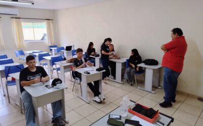 Manutenção de Celular: jovens conhecem técnicas de colagem e fixação de componentes