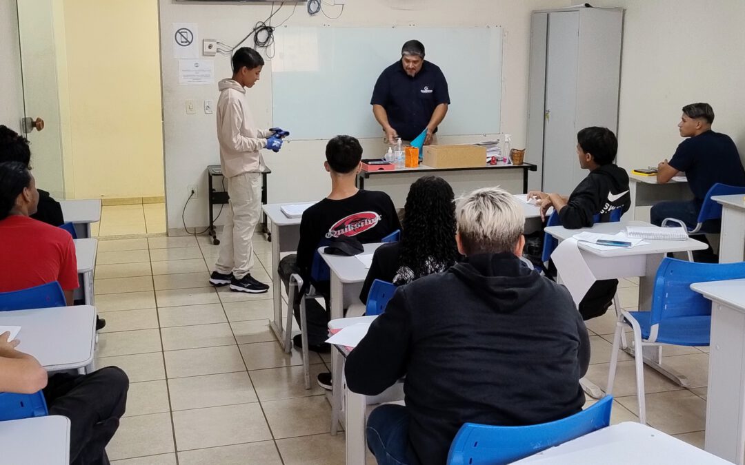 Curso de Manutenção de Celular aborda práticas seguras de trabalho