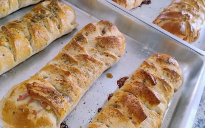 Adolescentes aprendem a preparar baguete de presunto e queijo