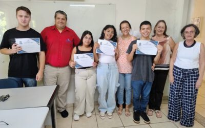 Adolescentes concluem curso de Manutenção de Celular