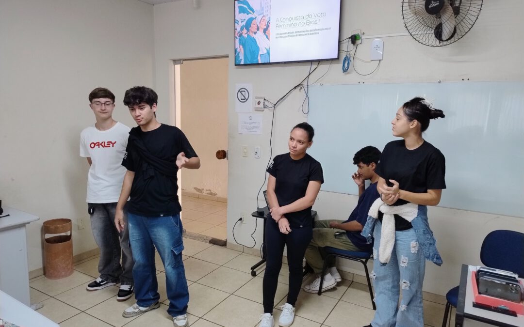 Atividade destaca a conquista do voto feminino no Brasil