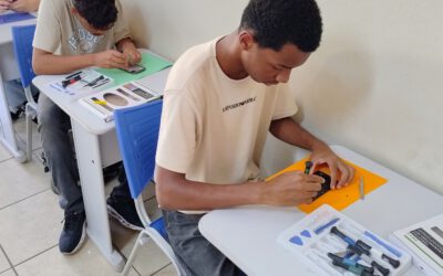 Curso de Manutenção de Celular avança com prática técnica