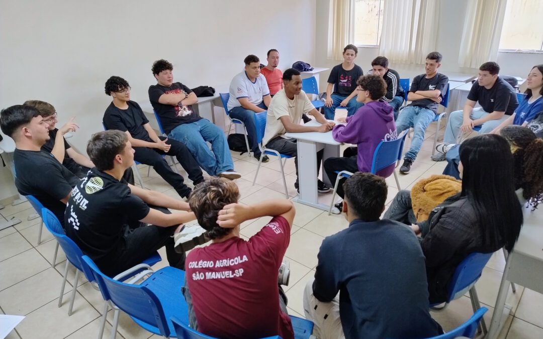 Jovens desenvolvem comunicação e postura profissional no curso de Atendimento ao Cliente
