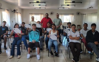 Entrega de certificados marca encerramento do curso de Manutenção de Celular