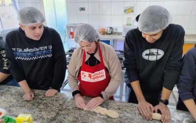 Jovens aprendem técnicas de preparo de rosca doce
