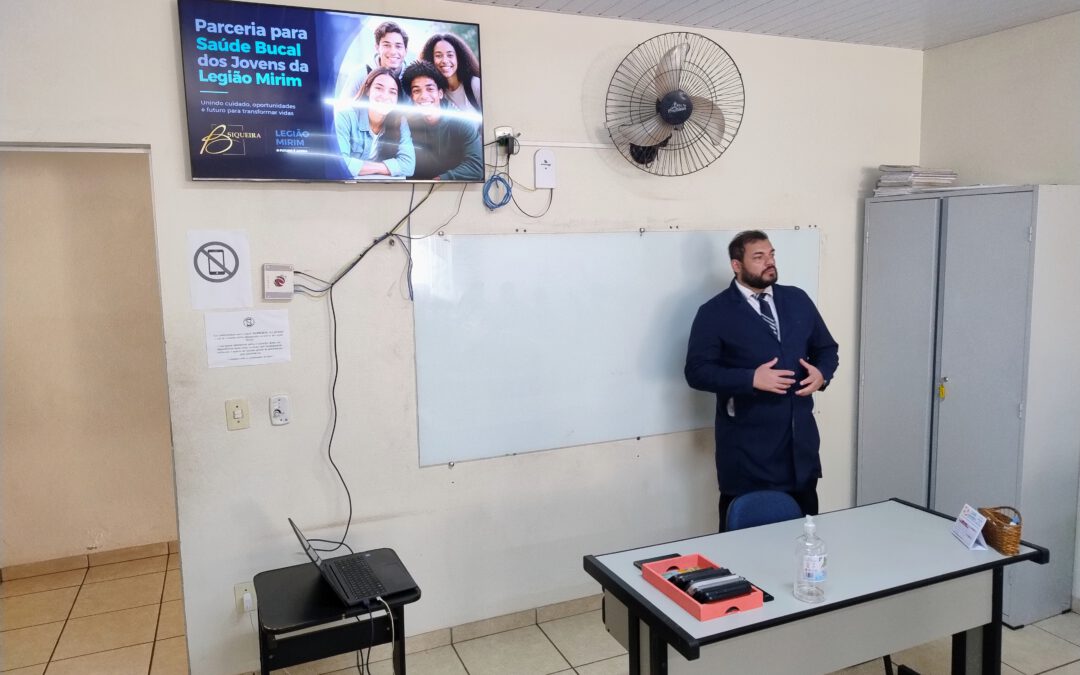 Palestra orienta jovens sobre cuidados com a saúde bucal